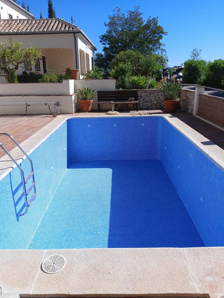 Andalusian house with renovated rectangular swimming pool without water
